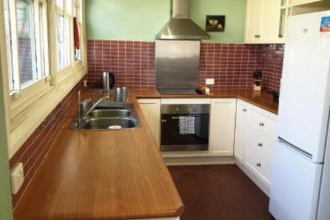 Redruth 2 Bedroom Cottage Situated In Wandiligong - Yamba Accommodation 3