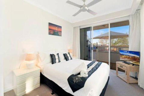 2 Bedroom Alex Unit Ocean Pool & Park Views - Yamba Accommodation 6