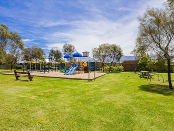 Beach House On Katherine Circuit - Yamba Accommodation 2