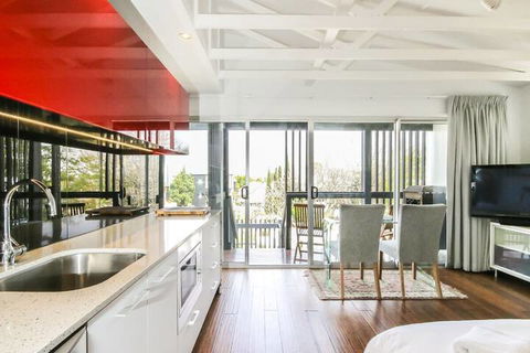 Architecturally Designed Studio 10 Minutes To CBD - Yamba Accommodation 2