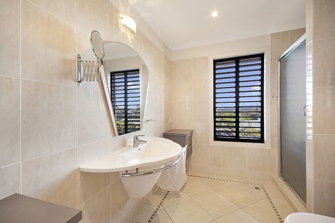 Minutes Walk To Peregian Beach & Surf! Unit 1 / 28 Pelican Street - Yamba Accommodation 3