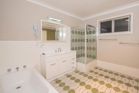 Erulisse Spacious Townhouse With Magical Lake Views - Yamba Accommodation 6