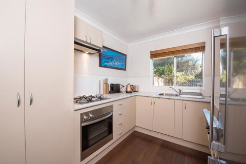 Erulisse Spacious Townhouse With Magical Lake Views - Yamba Accommodation 5