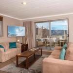 Erulisse Spacious Townhouse With Magical Lake Views - Yamba Accommodation 0