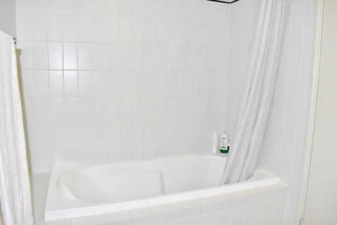 Convenient City Aprt For 2 W / Pool Gym Tennis Court - Yamba Accommodation 6