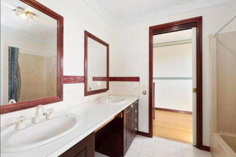 GUMS & ROSES Family Home In The Heart Of Town. - Yamba Accommodation 3