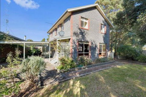 GUMS & ROSES Family Home In The Heart Of Town. - Yamba Accommodation 6