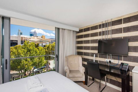Elegant 1 Bedroom Studio In The City - Yamba Accommodation 6