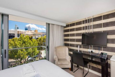Elegant 1 Bedroom Studio In The City - Yamba Accommodation 0