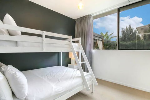 Spacious 2 Bedroom Apartment In Ascot With Large Private Garden - Yamba Accommodation 1