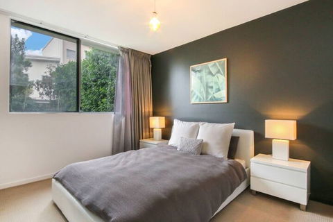 Spacious 2 Bedroom Apartment In Ascot With Large Private Garden - Yamba Accommodation 4