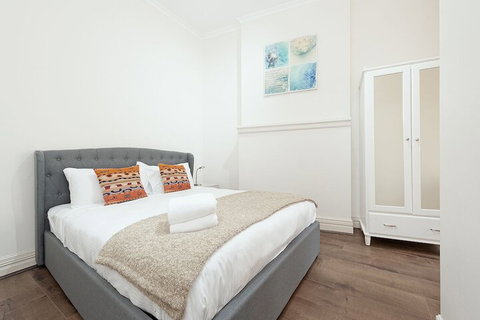 Stunning Sydney Home 2 - Yamba Accommodation 7