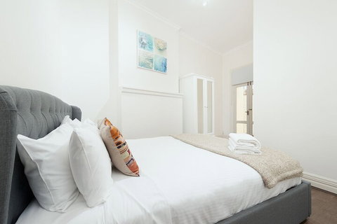 Stunning Sydney Home 2 - Yamba Accommodation 3
