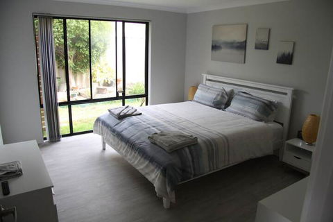 Warnbro Beach Family Accommodation - Yamba Accommodation 2