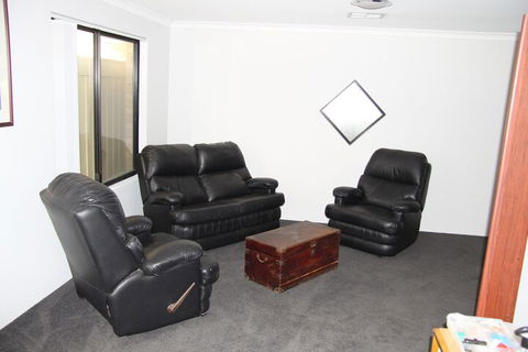 Warnbro Beach Family Accommodation - Yamba Accommodation 5