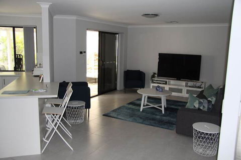 Warnbro Beach Family Accommodation - Yamba Accommodation 1