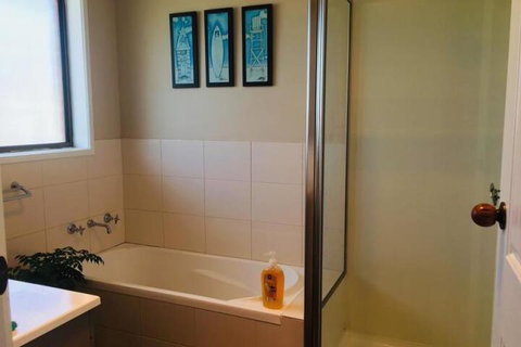 QUEEN BEDROOM FRIENDLY HOME PORTLAND - Yamba Accommodation 3