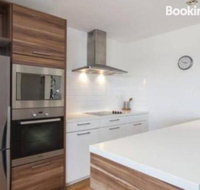 SKY GARDENS SUNSET RIVER VIEW NETFLIX WINE PARKING - Yamba Accommodation