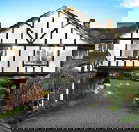 Elizabethan Lodge - Yamba Accommodation