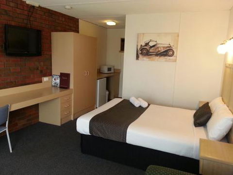 Big Valley Lakeside Paradise Motor Inn - Yamba Accommodation 1