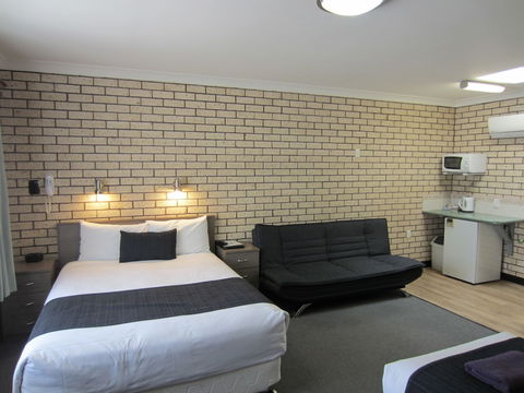 Cowra Crest Motel - Yamba Accommodation 3