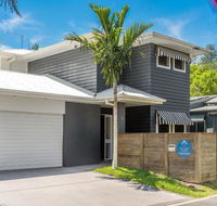 Elua Beach House Modern Central Home w / Swim Spa - Yamba Accommodation