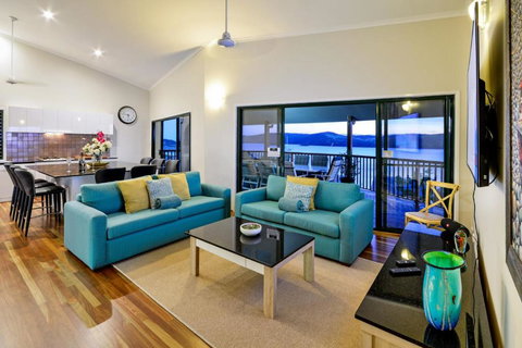 NEWLY BEAUTFULLY RENOVATED 16 The Casuarina 3 Bedroom House With 180 Degree Ocean Views - Yamba Accommodation 6