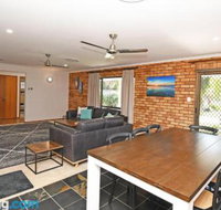 Urangan Harbour Bungalow - Yamba Accommodation