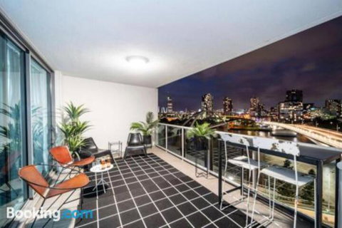 3br Stylish Apt CBD River & City Views SpaSaunaPoolWIFINetflix - Yamba Accommodation 0