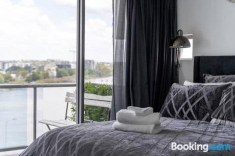 3br Stylish Apt CBD River & City Views SpaSaunaPoolWIFINetflix - Yamba Accommodation 6
