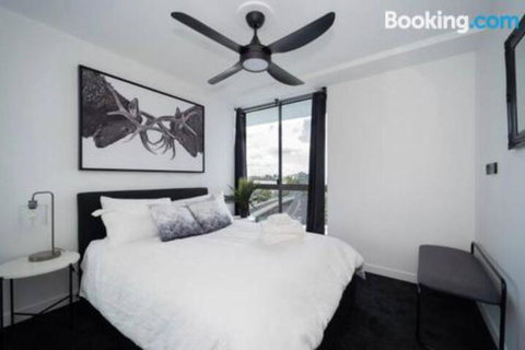 3br Stylish Apt CBD River & City Views SpaSaunaPoolWIFINetflix - Yamba Accommodation 5