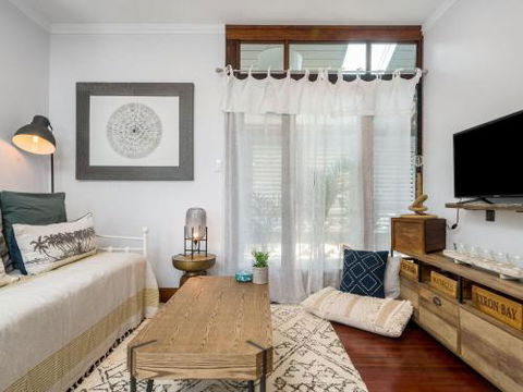 Black Beauty Studio - Yamba Accommodation 6