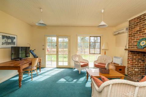 Acheron Valley Lakefront Cottages - Yamba Accommodation 6