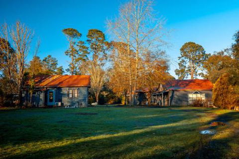 Acheron Valley Lakefront Cottages - Yamba Accommodation 3