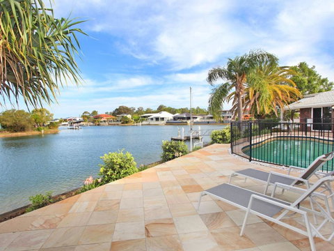 April 19 4 Bedroom Home On Canal With Pool Pontoon Aircon & WiFi! - Yamba Accommodation 3
