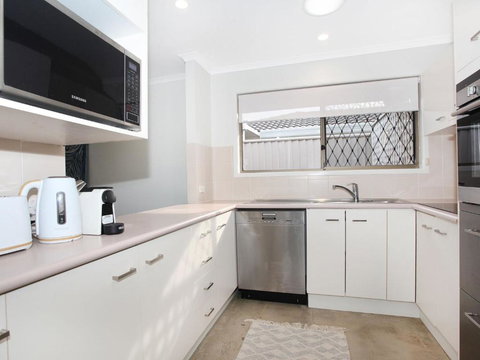 April 19 4 Bedroom Home On Canal With Pool Pontoon Aircon & WiFi! - Yamba Accommodation 6