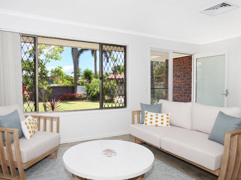 April 19 4 Bedroom Home On Canal With Pool Pontoon Aircon & WiFi! - Yamba Accommodation 4