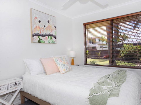 April 19 4 Bedroom Home On Canal With Pool Pontoon Aircon & WiFi! - Yamba Accommodation 5