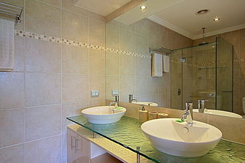 A Perfect Stay - 3 James Cook Apartments - Yamba Accommodation 4