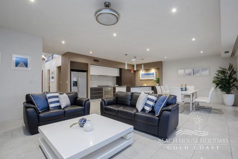 Absolute Beachfront Holiday House - Yamba Accommodation 6