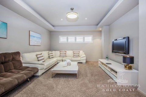 Absolute Beachfront Holiday House - Yamba Accommodation 4