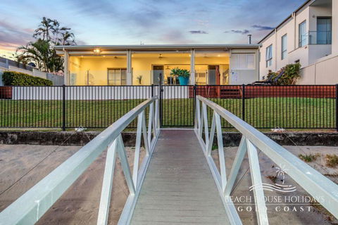 Absolute Beachfront Holiday House - Yamba Accommodation 5