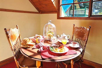 Mary Card's Coach House - Yamba Accommodation 4