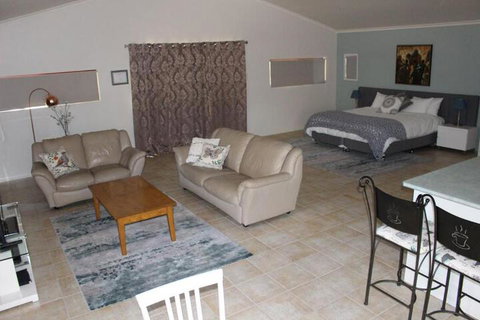 Granite Gardens Cottages & Lake Retreat - Yamba Accommodation 5