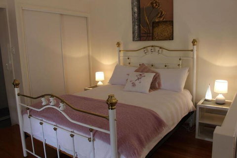 Granite Gardens Cottages & Lake Retreat - Yamba Accommodation 7