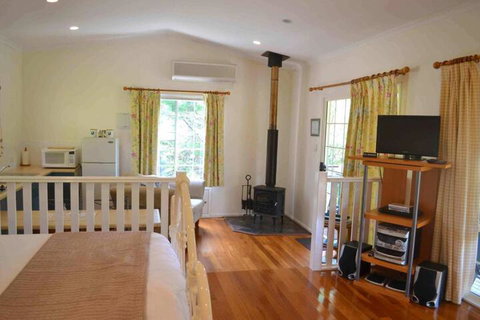 Granite Gardens Cottages & Lake Retreat - Yamba Accommodation 3