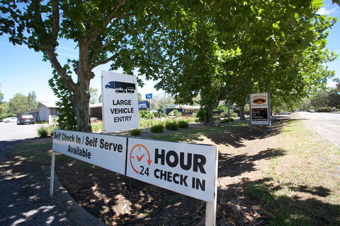 Castle Creek Motel - Yamba Accommodation 0