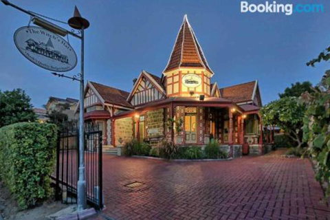The Witchs Hat - Yamba Accommodation 5