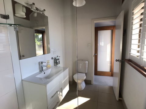 Treetops Everglades Villa - Yamba Accommodation 5