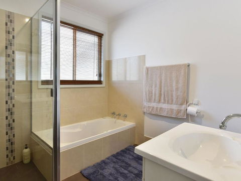 Kangaroo Cottage Cute Accom In Bushland Setting - Yamba Accommodation 6